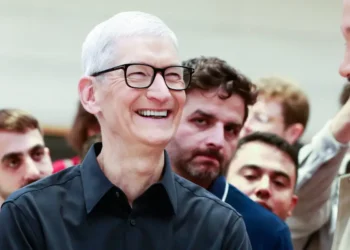 The 10 best memes we’ve seen about Tim Cook stepping down as Apple CEO