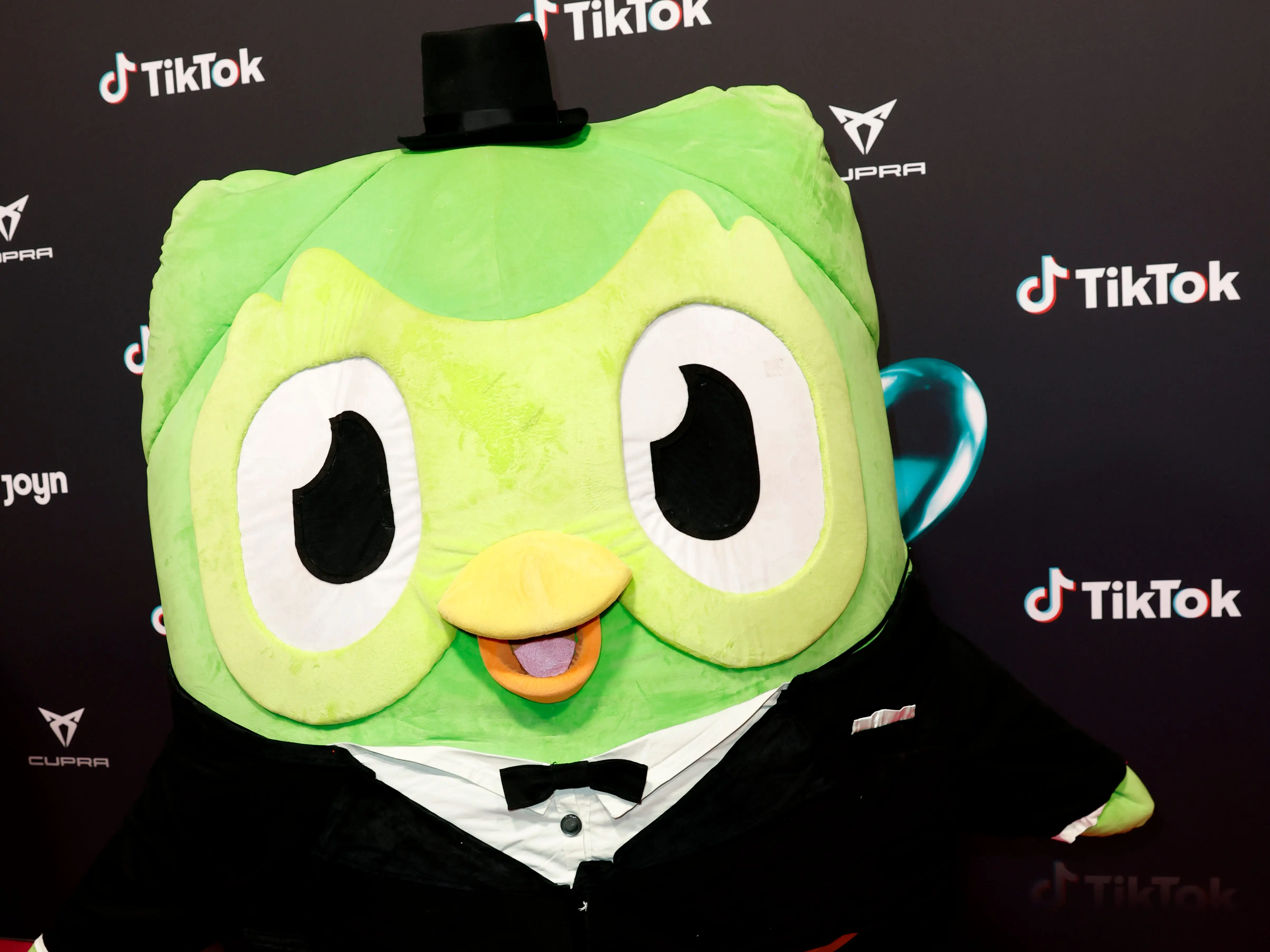 Duo, the mascot for the language-learning app Duolingo, appears on the red carpet at a TikTok event.