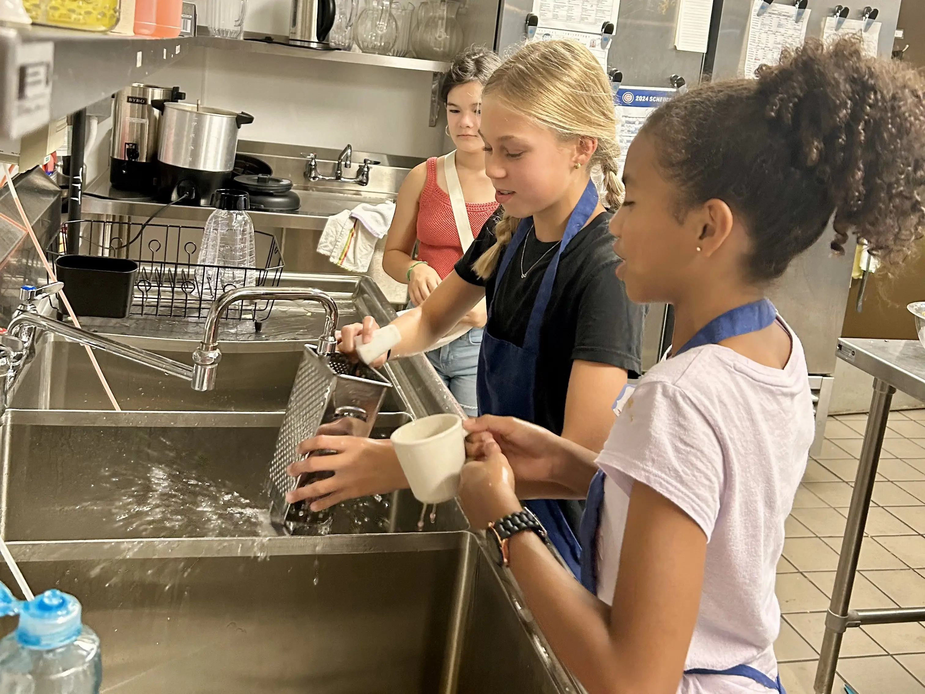Kids volunteering at a shelter