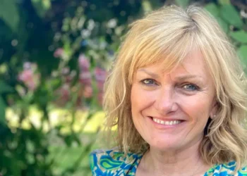 I quit fast-paced journalism to care for my sick mom. My experience in both led me to become a celebrant at funerals.