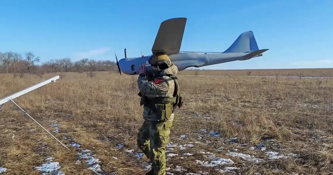 Russians turned a recon drone into an extended-range mothership for its FPV quadcopters