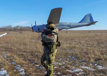 Russians turned a recon drone into an extended-range mothership for its FPV quadcopters