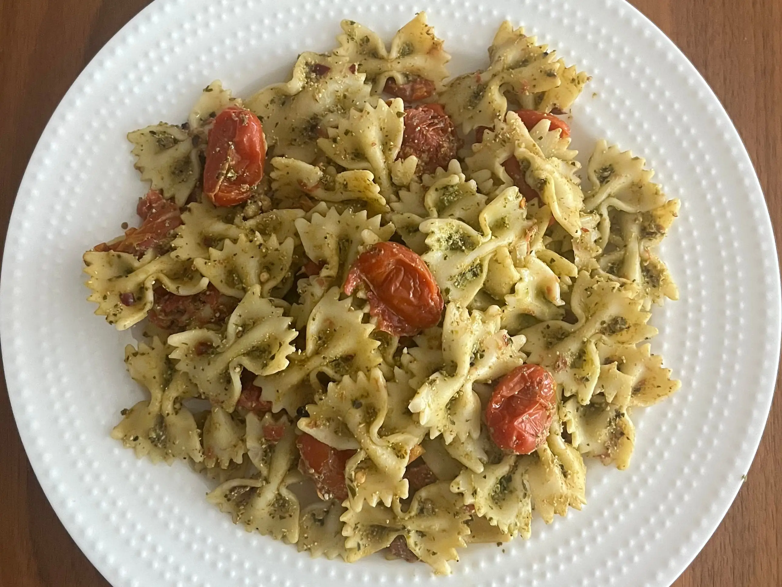Protein pesto pasta with tomatoes