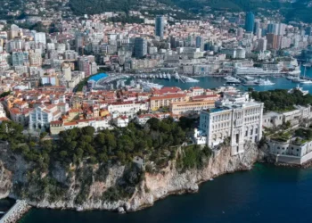 The 15 countries with the highest life expectancy — and the 15 with the lowest