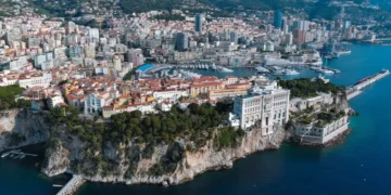 The 15 countries with the highest life expectancy — and the 15 with the lowest