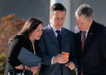 Senators just banned themselves from trading on prediction markets