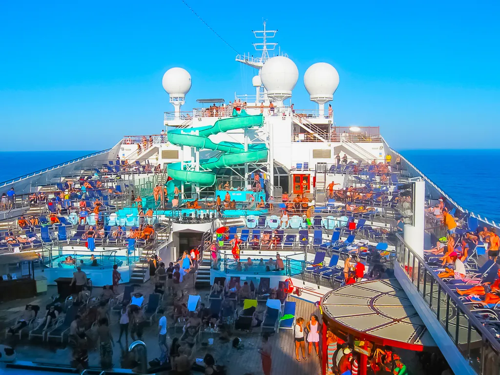 In Reddit threads, some passengers praised the variety and convenience, noting short lines and easy access compared to busier buffet areas.