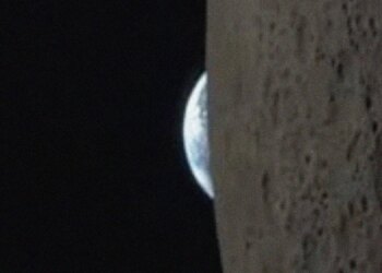 An Astronaut Filmed an ‘Earthset’ With His Phone, Proving Humans Really Did Go to Space