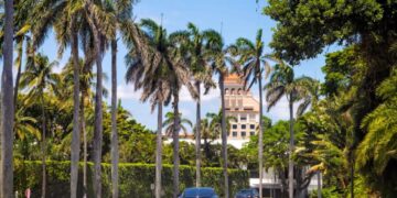 For wealthy buyers, Mar-a-Lago’s security perimeter is Palm Beach’s hottest amenity