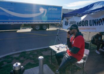 Trump labor board orders Amazon to bargain with Teamsters