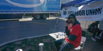 Trump labor board orders Amazon to bargain with Teamsters