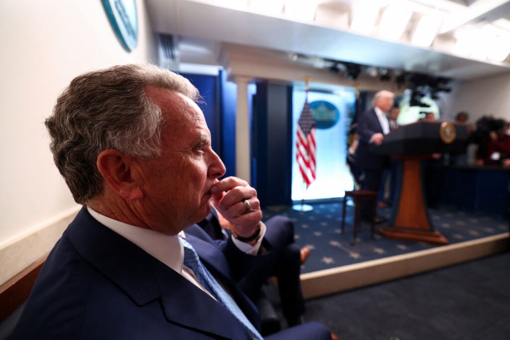 U.S. team heads to Iran peace talks with a gulf separating the two sides