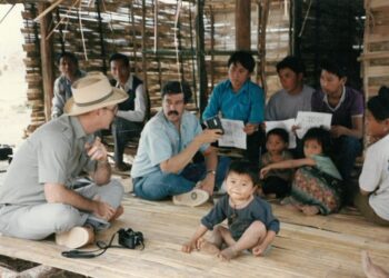 Lionel Rosenblatt is dead at 82. He defied his bosses to help hundreds flee Vietnam.