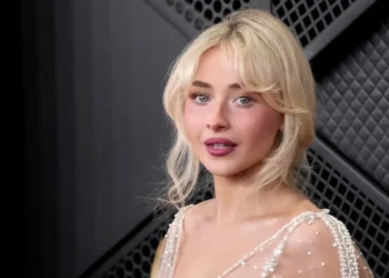 Sabrina Carpenter Sparks Controversy After Seemingly Mocking Fan’s Cultural Celebration at Coachella