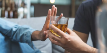 Dear Abby: My alcoholic friend won’t respect my boundaries