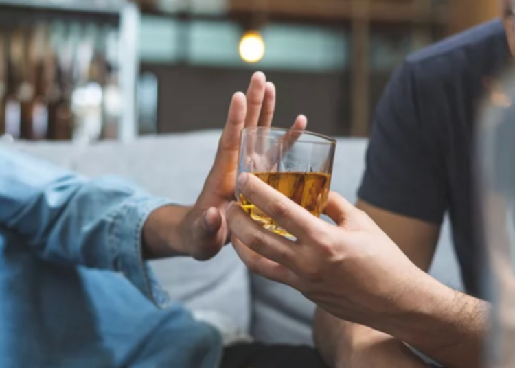 Dear Abby: My alcoholic friend won’t respect my boundaries