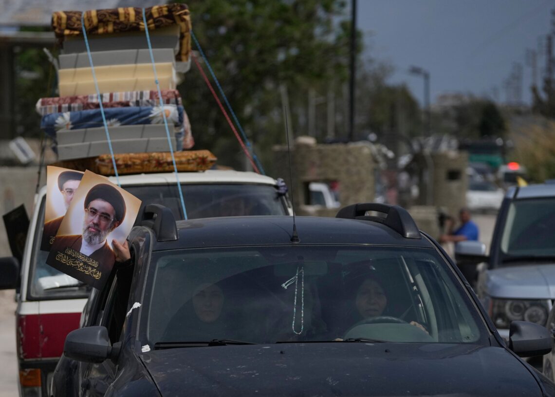 Thousands of displaced Lebanese return as shaky ceasefire takes hold