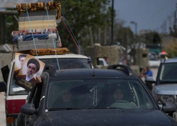 Thousands of displaced Lebanese return as shaky ceasefire takes hold