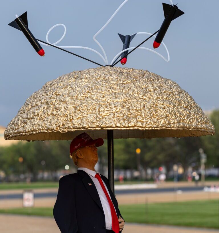 Statue of Trump under a faux golden dome appears briefly on National Mall