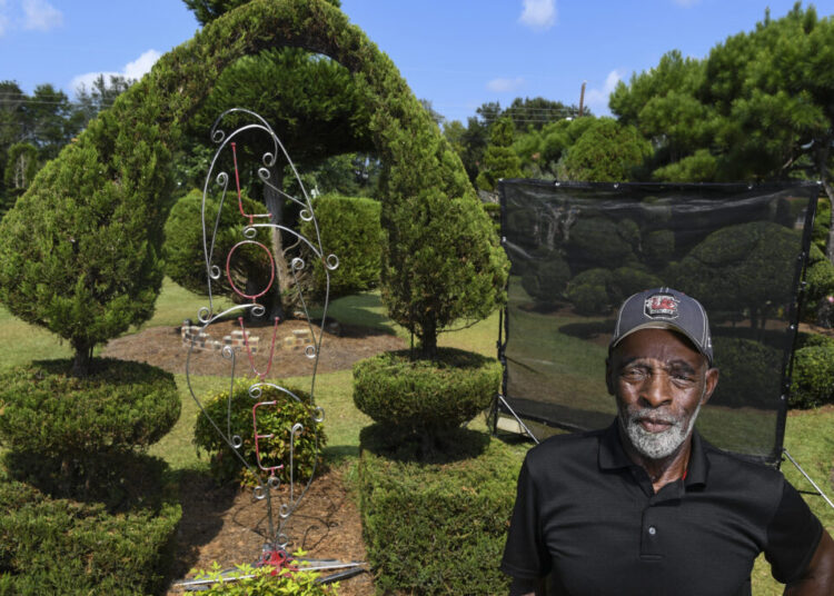 Pearl Fryar dies at 86. The self-taught topiary artist spread a message of love.