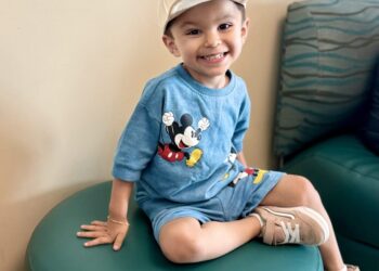 A flight full of strangers celebrated this 2-year-old’s cancer recovery