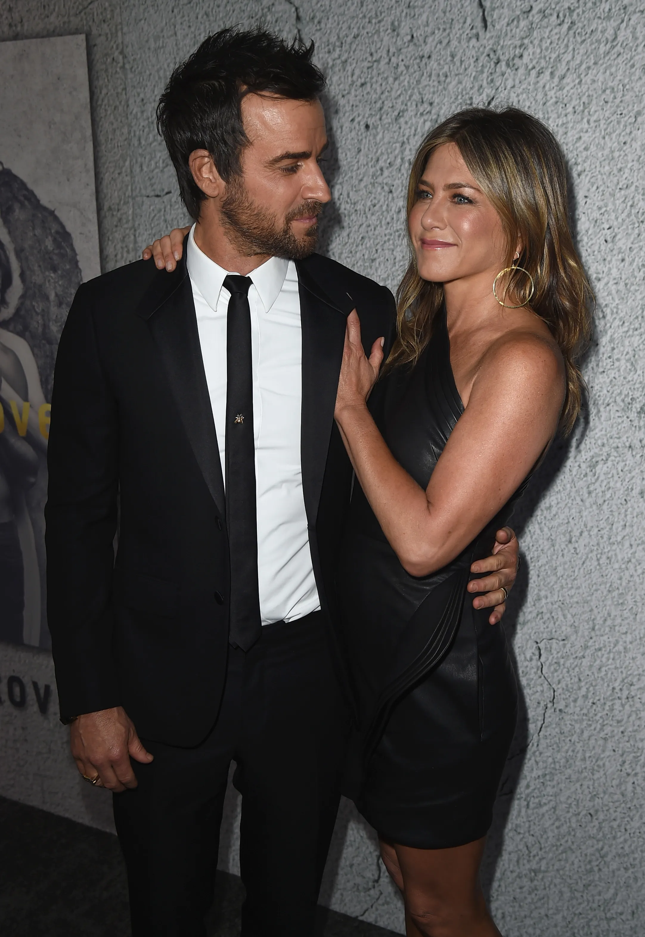 Actors Justin Theroux and Jennifer Aniston posing together.