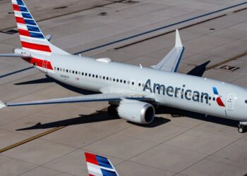American Airlines shoots down United merger rumors while flattering Trump