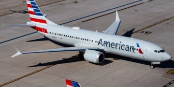 American Airlines shoots down United merger rumors while flattering Trump