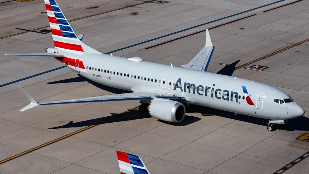 American Airlines shoots down United merger rumors while flattering Trump