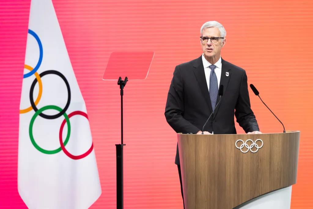 LA28 CEO Reynold Hoover speaking at an IOC Session.