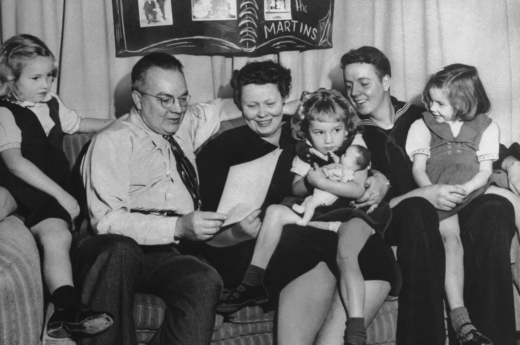 Ken, Barbara, Sue, Donald and Virginia Martin in Portland, Oregon, in December 1952.