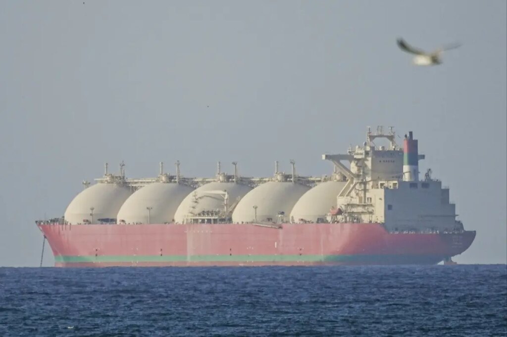 Iran threatens to attack any US Navy ships that enter the Strait of Hormuz