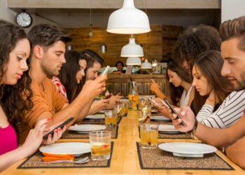 Restaurants ban diners’ phones during meals as no-scroll trend grows: put it away or else