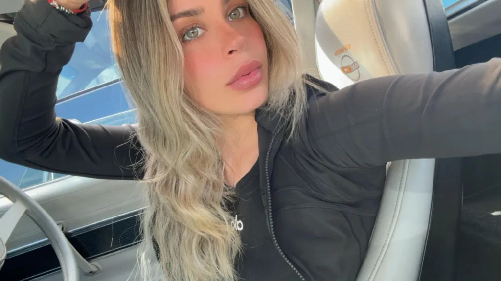 Carolina Flores Gómez in a car.