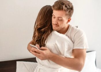 Dear Abby: My friend’s husband is sexting with other women on the side