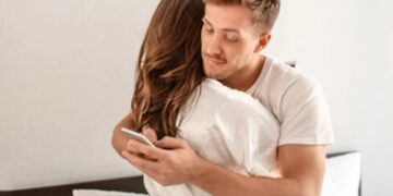 Dear Abby: My friend’s husband is sexting with other women on the side