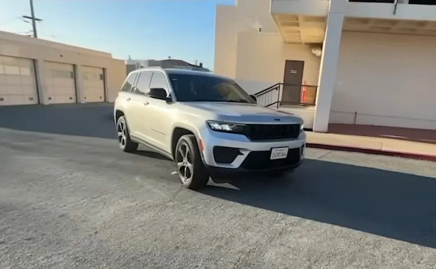 Silver Jeep Grand Cherokee.