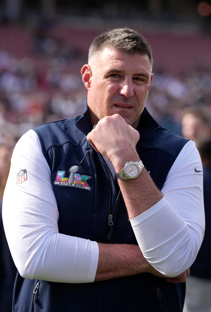 Head coach Mike Vrabel of the New England Patriots looking on.
