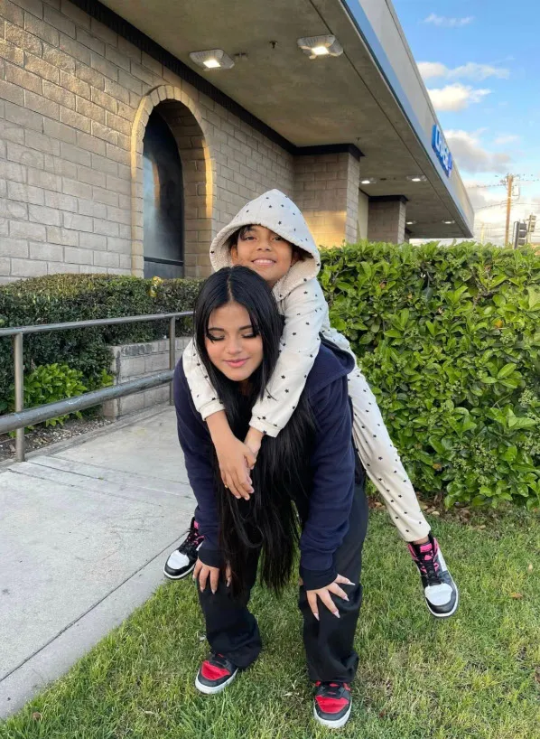 Khimberly Zavaleta and her sister.