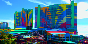 I Stayed in the World’s Largest Hotel. It Has 7,351 Rooms and a Lot Going On.