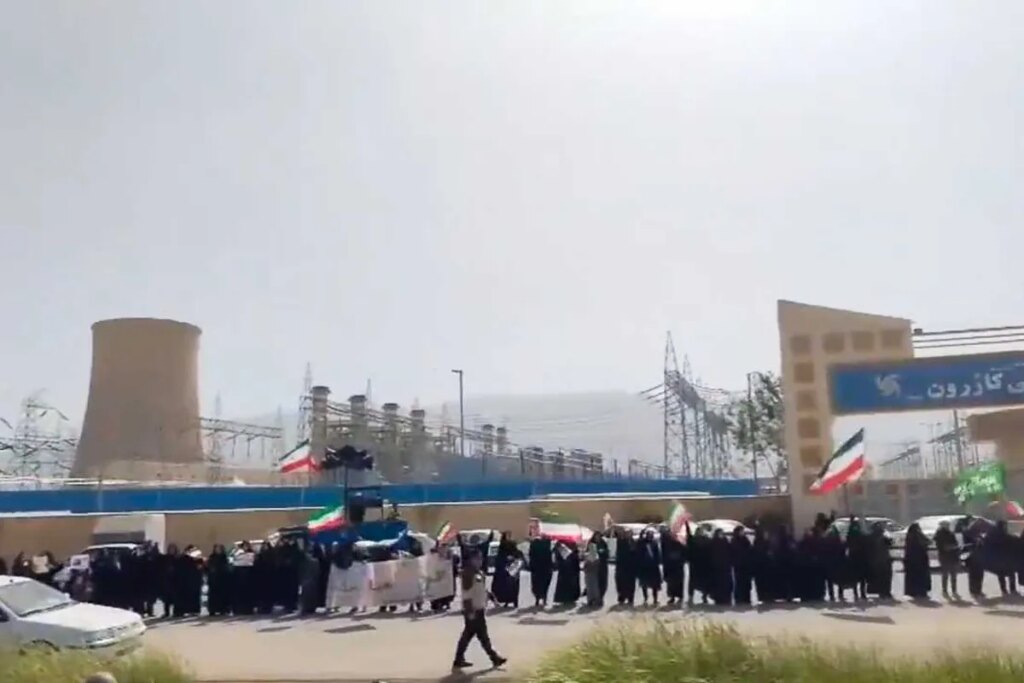 Iranians form human shields at power plants as Trump threatens possible war crimes