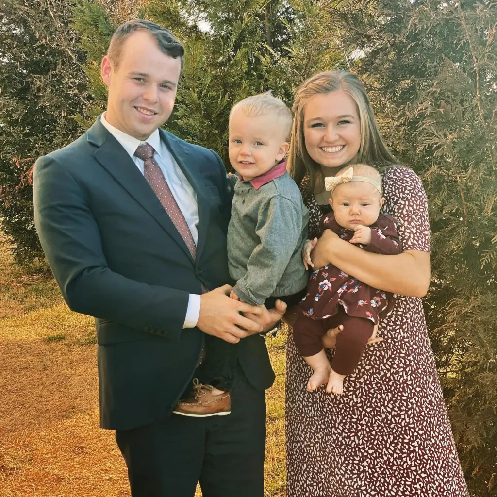 Joseph and Kendra Duggar smiling with their two children.