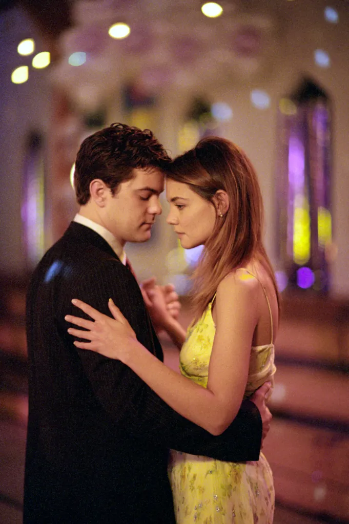 Joshua Jackson and Katie Holmes slow dancing in a scene from Dawson's Creek.
