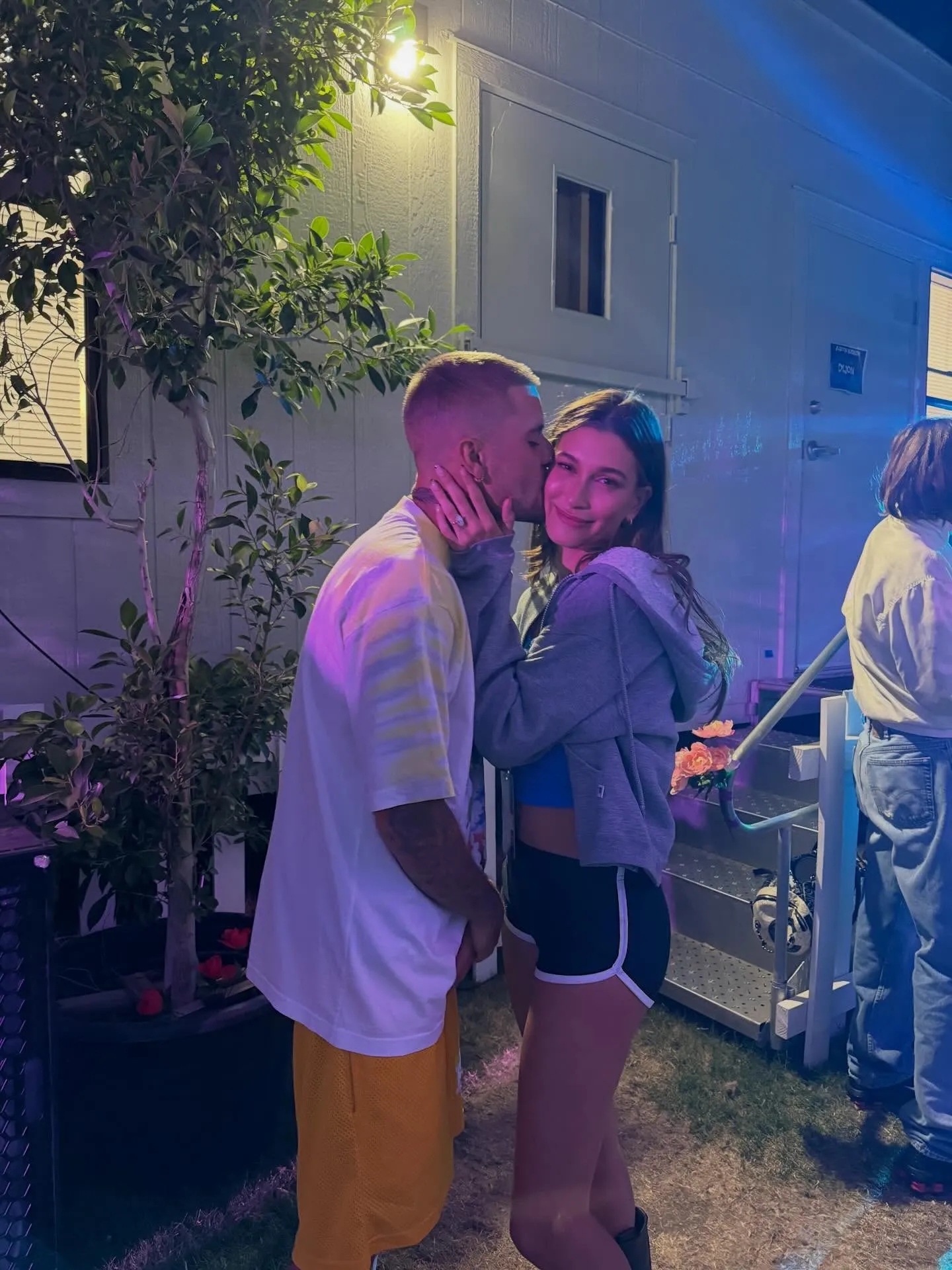 Justin Bieber kissing Hailey Bieber on the cheek.