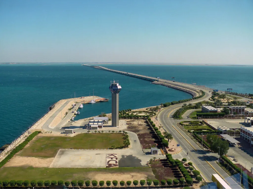 The King Fahd Causeway, a key bridge linking Saudi Arabia to the island kingdom of Bahrain, closed early Tuesday over threats from Iranian attacks.