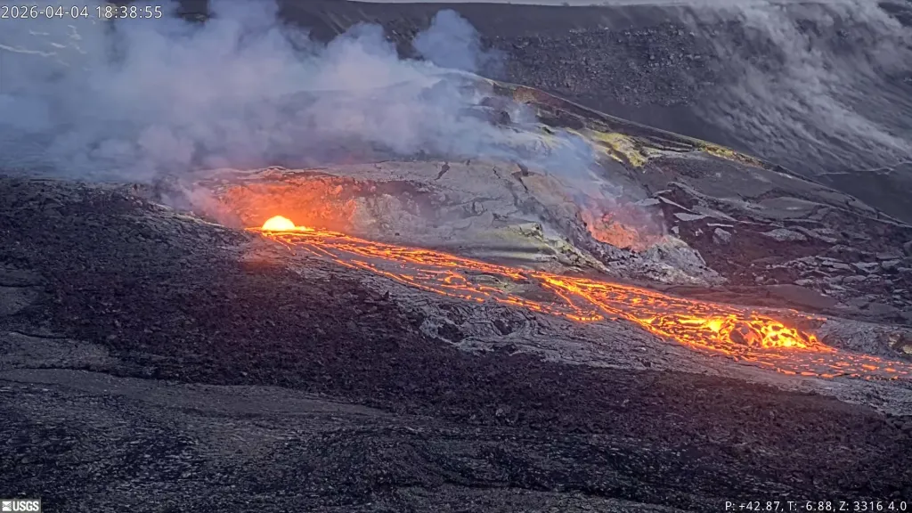 Live view of molten lava flowing from Halemaʻumaʻu crater at Kīlauea volcano.