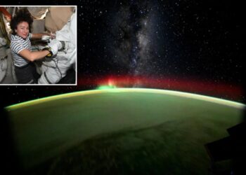 NASA astronaut snaps breathtaking aurora over Earth