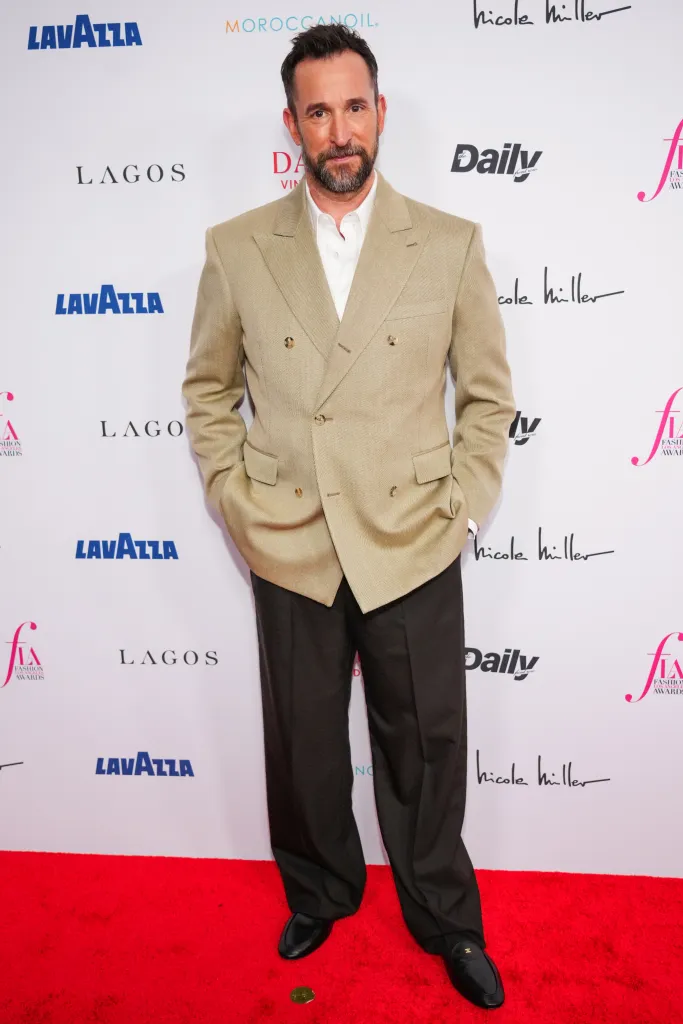 Noah Wyle at an awards show.