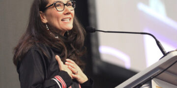 Peltola outraises Sullivan, lags in cash on hand