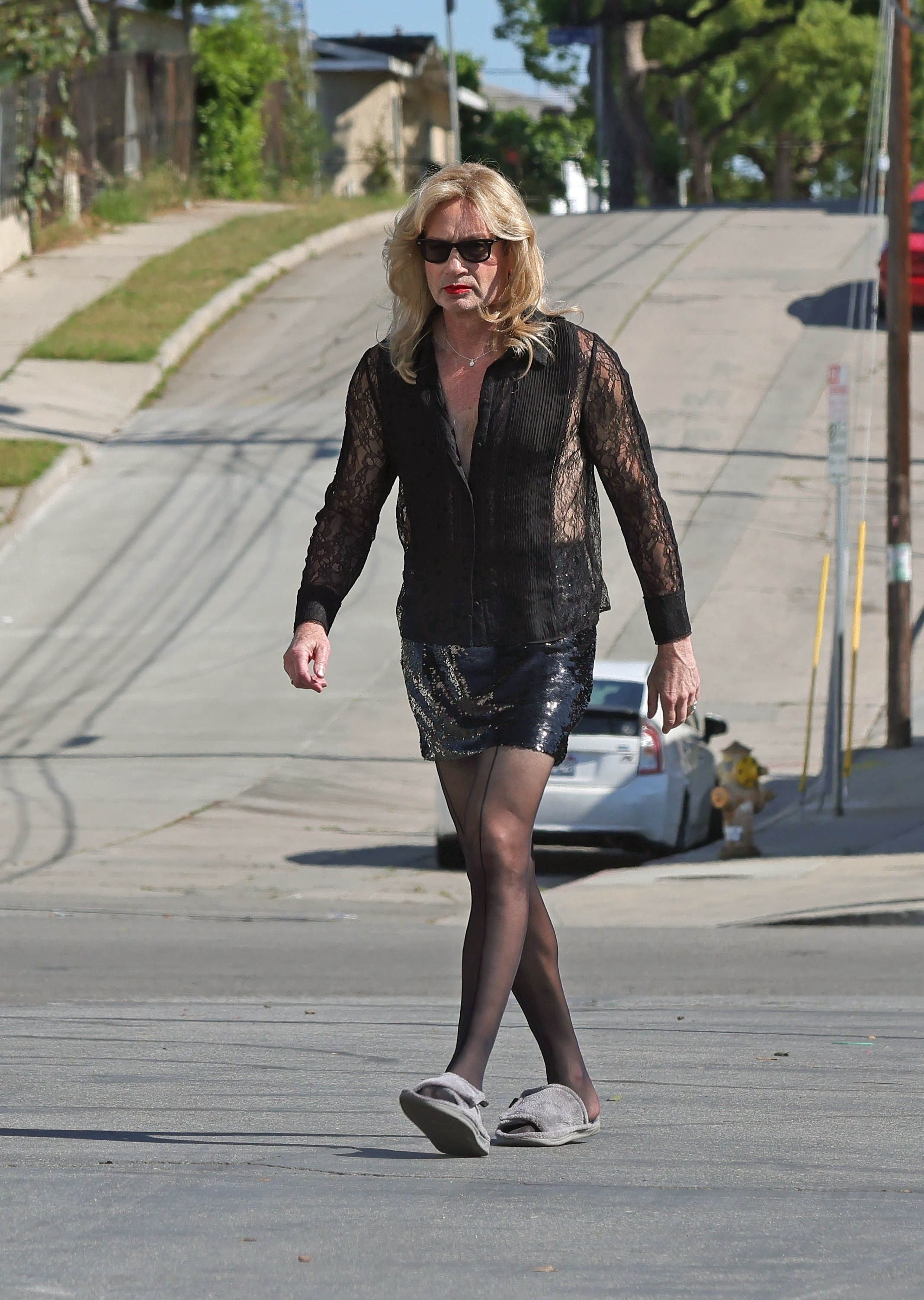 David Duchovny dressed in drag, walking down a street in Los Angeles.